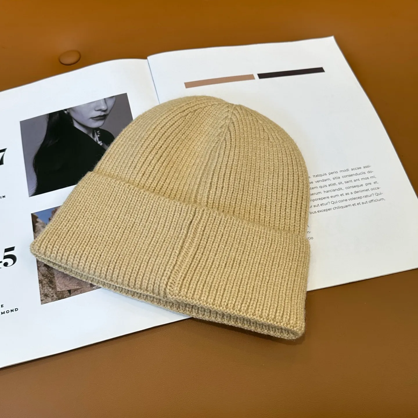 P46 🤍Chrome hearts new autumn and winter cross knitted hat🧶 One of the must-have hats in autumn and winter~ It really looks good on whoever wears it~, it is also a perfect match in black and white and gray in autumn~